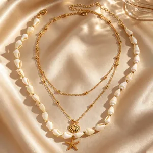 Dettaglio della collana a doppio strato in stile oceano con stelle marine e conchiglie