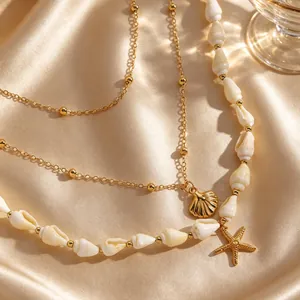 Dettaglio della collana a due strati con ciondoli a conchiglia e stella marina.