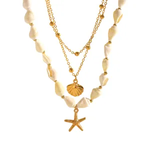 Dettaglio della collana stile oceano con pendenti stella marina e conchiglia oro