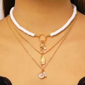 Collana multistrato stile oceano con ciondoli a conchiglia e palma in perle bianche