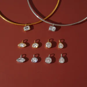 Vue détaillée de divers pendentifs en zircone et ras de cou en or et en argent