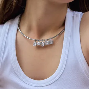 Vue détaillée du collier ras-du-cou en acier inoxydable avec breloques en zircon
