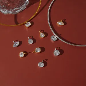 Vue détaillée de divers pendentifs en zircone avec des colliers ras du cou en acier