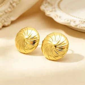 Detailansicht goldener Edelstahl-Ohrstecker mit elegantem linearem Spiraldesign