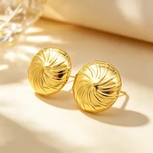 Elegante goldene Edelstahl-Ohrstecker mit Spiralmuster und Wölbung für Damen Mode.