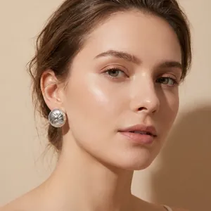 Nahaufnahme minimalistischer Edelstahl-Ohrstecker mit Spiraltextur am Model.