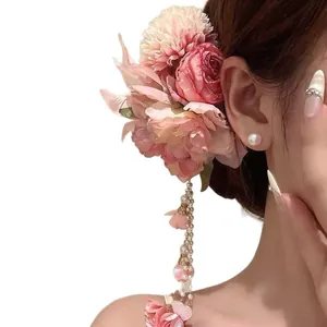 Pince à cheveux élégante fleur rose faite main avec longs glands en perles et fleurs