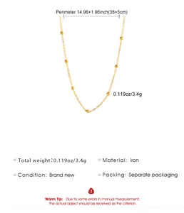 Detailansicht der schlichten goldperlen-halskette aus eisen mit gewichtsangaben
