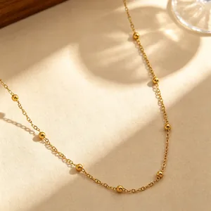 Nahaufnahme einer eleganten Goldkugelkette mit polierter Oberfläche und Details