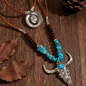 Gedetailleerde opname van de vintage stierenkop en turquoise Boheemse halsketting
