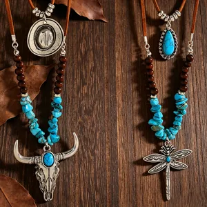 Detailopname van Western boho turkoois kettingen met stierenschedel en libel