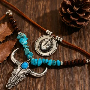 Gedetailleerd overzicht van een retro Western cowboy ketting set met stierenschedel.