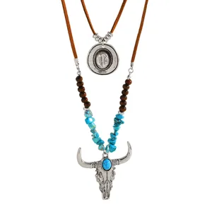 Detailopname van bohemien turquoise kettingset met zilveren stierenkop en cowboylaars