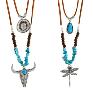 Detail van Boheemse turquoise kettingset met stierenschedel- en libelhangers