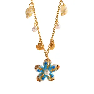 Dettaglio della collana da spiaggia con conchiglie naturali, perle e fiore blu di conchiglia