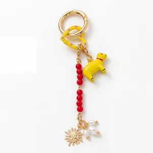 Porte-clés DIY coloré avec cœur jaune, chien, perles rouges et pendentif soleil