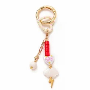 Vue détaillée d'un porte-clés DIY avec breloques nuage, cœur et éclair élégantes