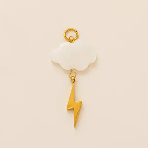 Vue détaillée du pendentif DIY nuage et éclair à la mode pour sacs ou porte-clés