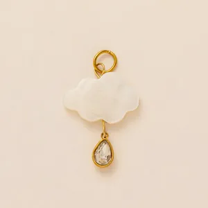 Gros plan d'un pendentif minimaliste en forme de nuage avec détail cristal goutte