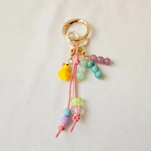 Porte-clés DIY tendance avec perles colorées et breloque petit canard jaune mignon