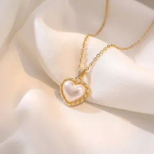 Elegante collana con pendente a cuore in perla e catena dorata, regalo di gioielleria