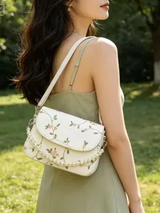 Elegante weiße Umhängetasche mit Blumenstickerei und Perlenriemen Dekoration für Damen