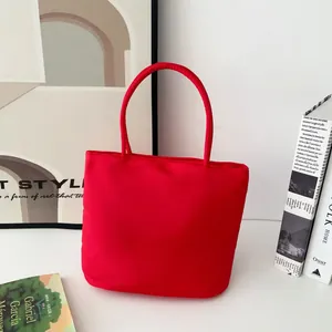 Detailansicht der stylischen roten Nylon-Umhängetasche für Alltag und Geschenke