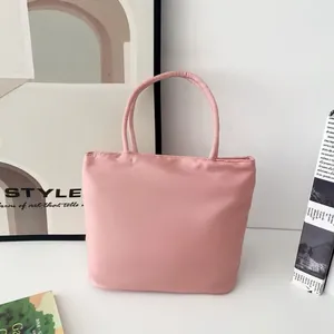Vorderansicht einer minimalistischen rosa Nylon-Einkaufstasche in modernem Stil