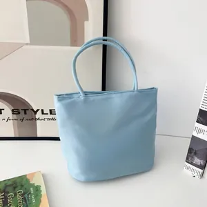Nahaufnahme einer modischen hellblauen Nylon-Umhängetasche, perfekt für den täglichen Gebrauch