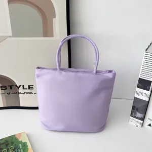 Elegante lila Nylon-Tasche Detail mit glatter Textur und verstärkten Tragegriffen