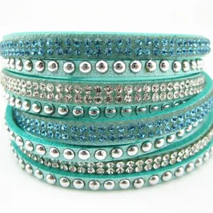Bracciale avvolgente in velluto turchese con strass blu brillanti e borchie argentate