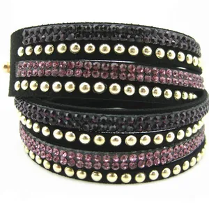 Elegante bracciale multi-giro in pelle scamosciata nera con strass viola e borchie dorate