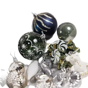 Assortimento di palline di Natale argento e grigie con motivi e forme uniche per l'albero.