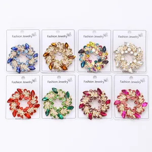 Vue détaillée de broches couronne en alliage et strass élégantes en diverses couleurs