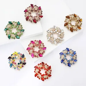 Broche couronne élégante en alliage avec strass colorés pour les accessoires femme