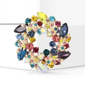 Gros plan d'une élégante broche couronne en strass multicolores avec base en alliage doré