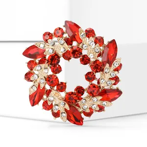 Vue détaillée d'une élégante broche en forme de couronne avec des cristaux rouges et blancs