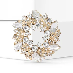 Vue détaillée d'une élégante broche couronne dorée avec des strass étincelants
