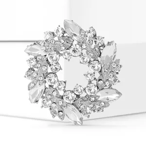 Broche couronne argentée élégante avec des strass en cristal clair au motif floral.