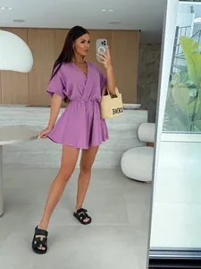 Élégante barboteuse courte violette à col en V avec taille élastique et tissu texturé