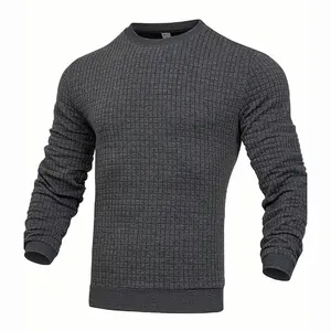 Détail d'un sweat-shirt à col rond pour hommes en tricot gaufré gris foncé texturé