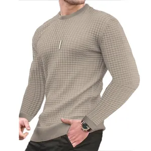 Vue détaillée de la texture gaufrée kaki du sweat-shirt à col rond pour homme