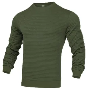 Gros plan sur un sweat-shirt à maille gaufrée vert olive pour homme avec texture