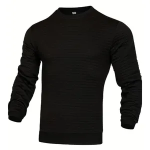 Gros plan sur le sweat-shirt noir en maille gaufre pour hommes avec texture jacquard