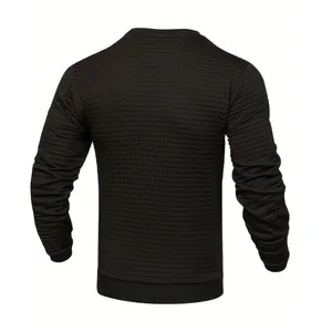 Vue arrière détaillée d'un sweat-shirt noir pour homme avec texture gaufrée fine