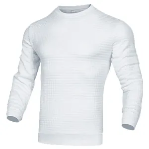 Détail en gros plan du tissu gaufré à carreaux sur un sweat-shirt blanc pour hommes