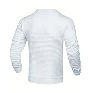 Vue arrière d'un sweat-shirt blanc pour hommes en maille gaufrée à motif texturé