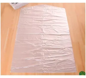 Vista dettagliata del copriabiti antipolvere in plastica per vestiti.