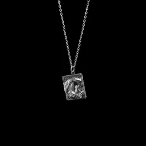 Elegante zilveren medaillon ketting in de vorm van een boek met kat op een halve maan