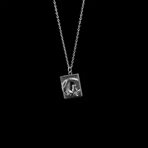 Elegante zilveren boek medaillon ketting met gedetailleerd kat op de maan ontwerp.